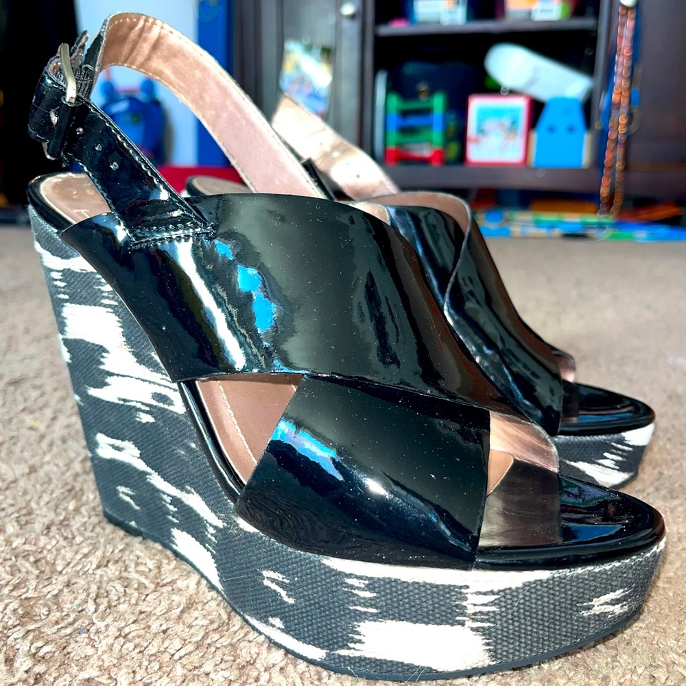 BCBGeneration black wedges with white